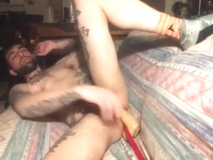 Se folla con el dildo en el sofá